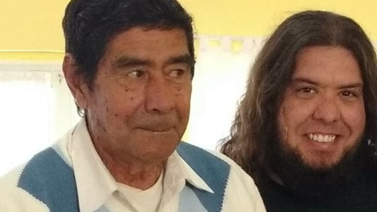 Por la falta de camas en los hospitales su padre murió en sus brazos