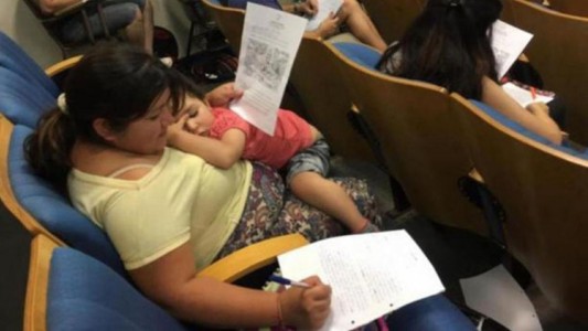 Foto que inspira: la madre que rindió un parcial con su hijo en brazos