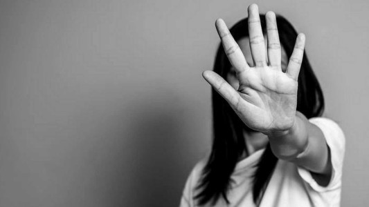 Su novio la golpeó y amenazó de muerte: lo perdonó y se suspendió el juicio por violencia de género