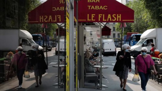 Francia reduce a siete días el aislamiento por coronavirus