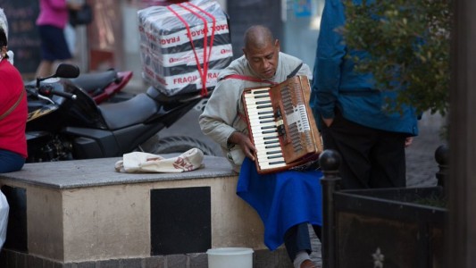 Es ciego, le robaron su acordeón y gracias a una campaña solidaria consiguió uno nuevo