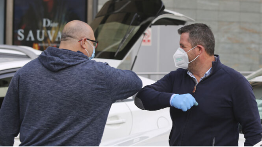 Con el codito no: ahora la OMS aconseja dejar de saludar con el codo