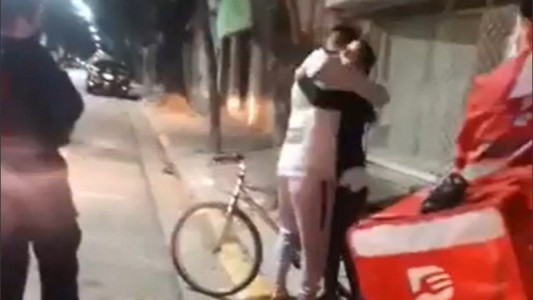 Le robaron la bicicleta a un repartidor y la chica que esperaba el pedido le regaló la suya