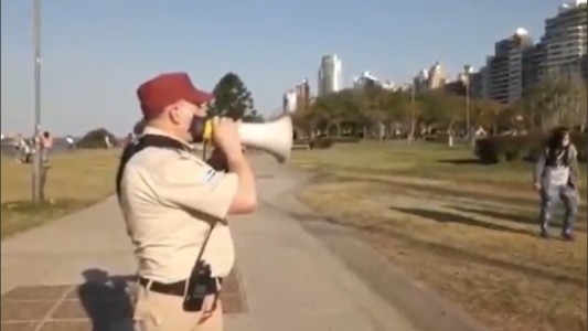 Video: "¿Caballero, se le cayó el barbijo o se le subió la nariz?", pregunta guardia urbano a quien no lleva barbijo