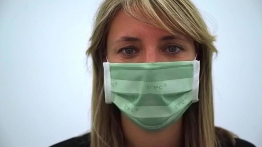 Barbijo cambia de color si detecta fiebre