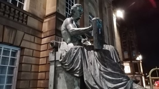 Una universidad escocesa quitó el nombre de David Hume de una torre tras acusarlo de racista