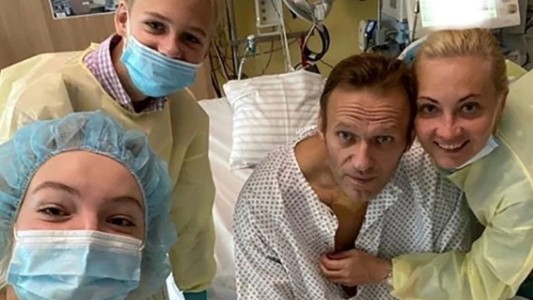 Le sacaron el respirador al opositor ruso que había sido envenenado y planea su regreso