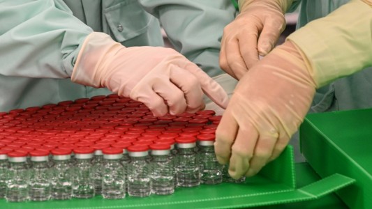 Coronavirus: aplican vacuna en fase de prueba al personal sanitario en Emiratos Árabes