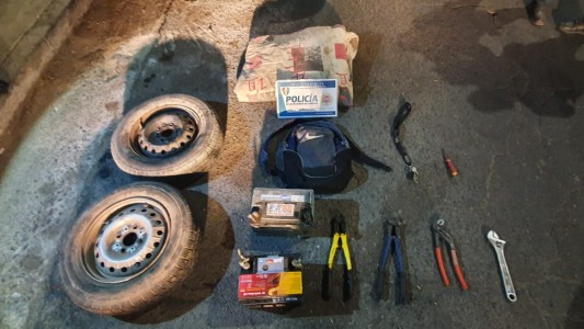 Taxista detenido: cuando no llevaba pasajeros, transportaba ruedas robadas