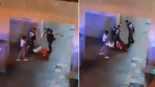 Graban a tres policías pateando a un hombre en el piso