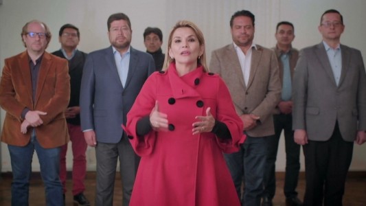 Presidenta interina de Bolivia se baja de la elección para frenar a Evo