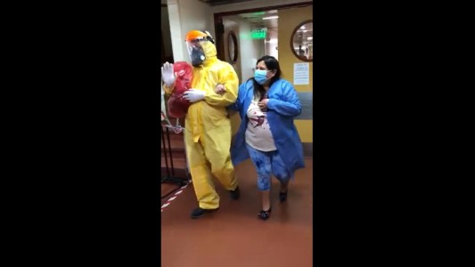 Pura emoción: así recibió el alta una enfermera de un hospital en Bahía Blanca
