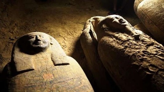 Hallan 27 sarcófagos intactos de hace 2.500 años en Egipto