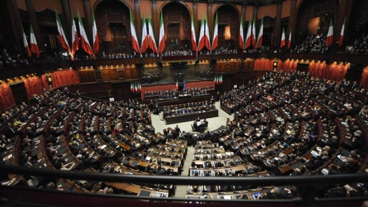 Italia aprobó en referéndum una drástica reducción de su Parlamento