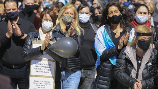 Empresarios y trabajadores ligados al turismo marcharon al Banco Central para protestar por medidas que afectan al sector