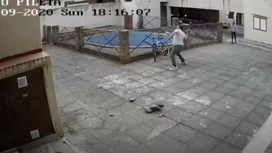 Video: así le lanza piedrazos a sus vecinos en Rosario