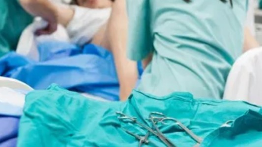 Le abrió la panza a su esposa embarazada para comprobar el sexo del bebé