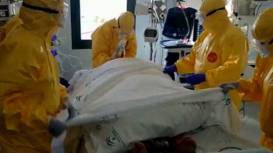 Muestran maniobra que hacen a pacientes con covid-19 para que respiren mejor
