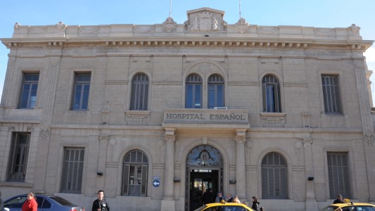 Asesinan a un hombre que estaba esperando a su papá en la puerta de un hospital en Rosario