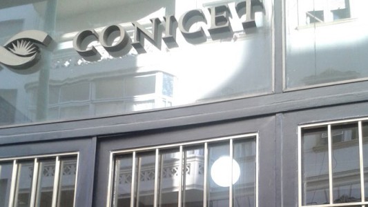 Becarios del CONICET se movilizan para exigir aumento salarial