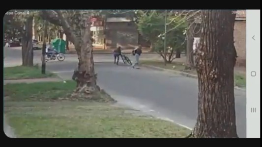 Violento robo de una bicicleta a una chica en Rosario