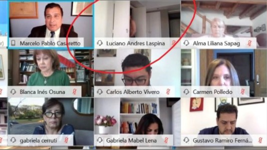 Un diputado se olvidó la cámara prendida y se cambió en plena sesión