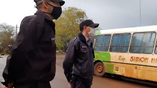 Un hombre no puede volver a su casa a ver a su mujer desde el inicio de la cuarentena