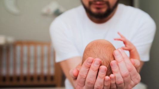 Francia: extienden la licencia por paternidad de 14 a 28 días