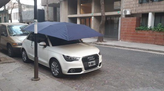 Rosario: hay autos estacionados en la calle protegidos con paraguas que cuestan hasta $30 mil