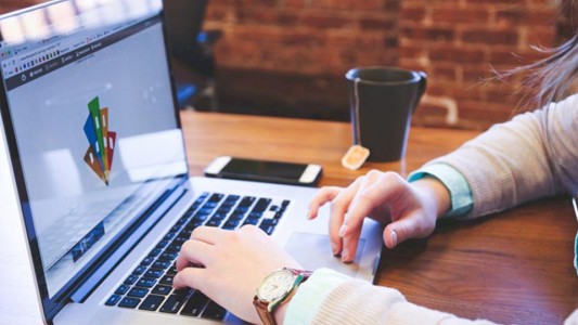 Suman 10.000 computadoras para que docentes accedan mediante créditos a tasa subsidiada