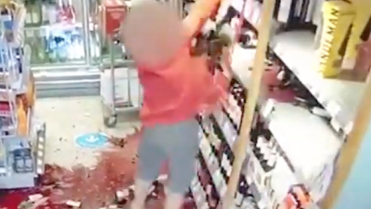 Destrozó un supermercado porque le pidieron que cumpliera con la distancia social