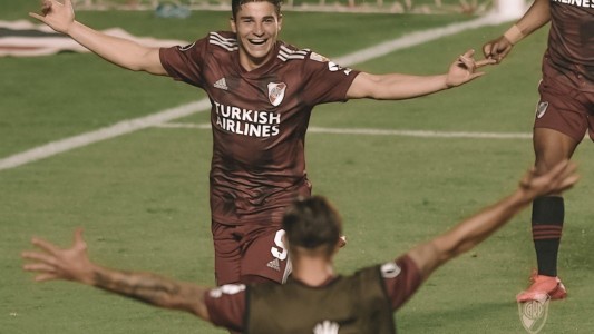 El jugador de River Julián Álvarez le regaló una camioneta a su técnico de la infancia
