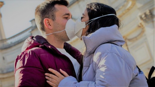 Reino Unido: piden evitar el sexo casual para frenar la propagación del coronavirus