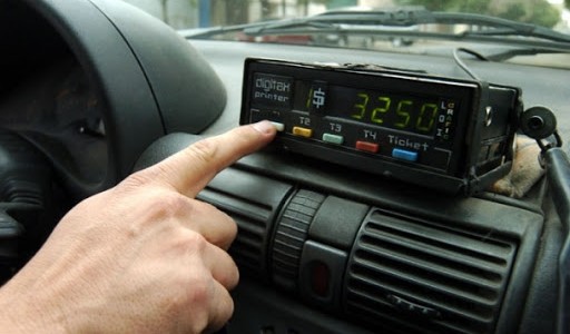 Detuvieron a un taxista acusado de abusar de una mamá que viajaba con su bebé en Carmen de Patagones