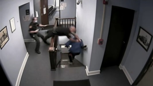 Condenado por drogas se escapa y policía casi se mata por atraparlo