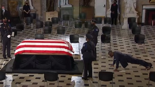 Flexiones de brazos y abucheos en el funeral de la jueza de la Corte de EE.UU.
