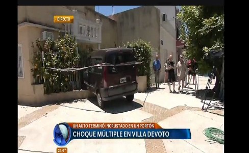 Choque múltiple en Villa Devoto: auto terminó incrustado en un portón