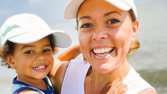 Bajaron de un avión a una mujer y su hijo porque el nene se negó a usar barbijo