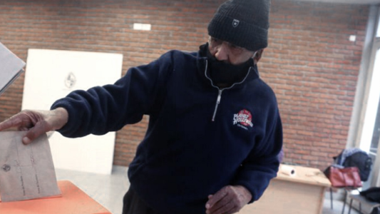 Con tapabocas y distanciamiento se realizaron las elecciones regionales en Uruguay