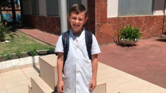 Construyó un mástil para izar la bandera todos los días porque extraña la escuela