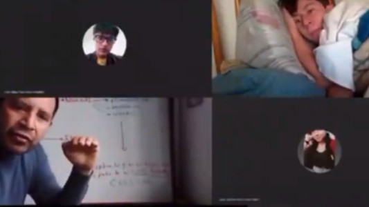 Video: Profesor se tienta cuando descubre que su alumno toma la clase virtual desde la cama