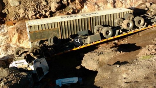 Desbarrancó un camión en la ruta a Chile y cayó al río