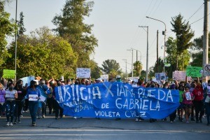 Represión policial a una multitudinaria marcha por el femicidio de Iara Rueda en Jujuy