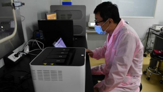 "Flash 20": la máquina más rápida del mundo para pruebas PCR de covid-19