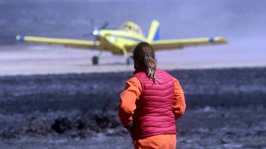 La pelea de los bomberos sobre las 60 mil hectáreas que el fuego arrasó en Córdoba