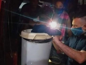 Un nene de 2 años quedó atascado en un secarropas y debió ser rescatado por los bomberos
