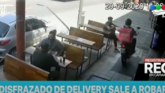Video: en un segundo, un delivery le robó el celular