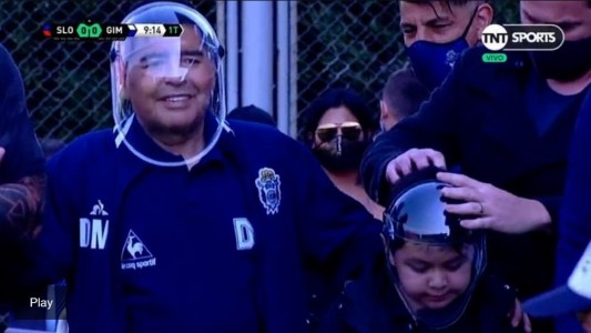 La máscara Anti-Covid de Maradona y su hijo Diego Fernando ya es furor