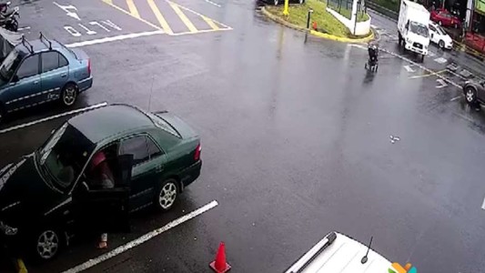 Video de terror: el bebé que se salva de milagro de morir atropellado al zafarse su cochecito