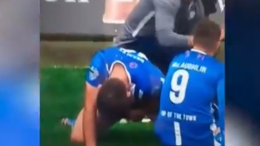 Suspenden a futbolista de primera división por orinar en la cancha